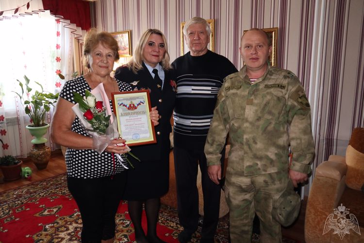 Накануне Дня старшего поколения руководство томской Росгвардии поздравило родителей сотрудников и военнослужащих