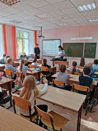Сотрудники вневедомственной охраны Росгвардии провели урок безопасности для школьников