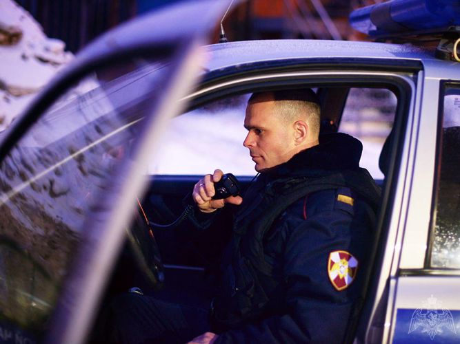 Сотрудники вневедомственной охраны томской Росгвардии по горячим следам задержали подозреваемых в совершении грабежа. 