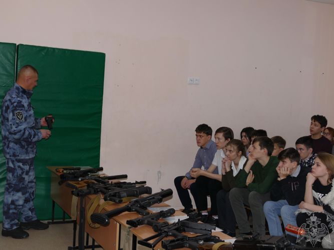 В Томской области росгвардейцы провели тематический урок и выставку вооружения для учащихся городской школы