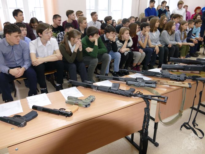 В Томской области росгвардейцы провели тематический урок и выставку вооружения для учащихся городской школы