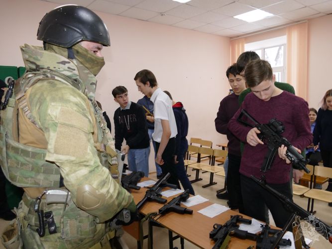 В Томской области росгвардейцы провели тематический урок и выставку вооружения для учащихся городской школы