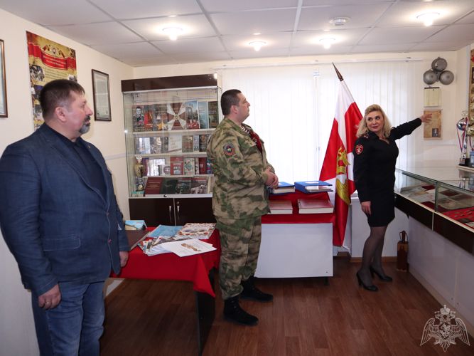 Представители спецназа «Витязь» вручили благодарности томским росгвардейцам за проводимую патриотическую работу