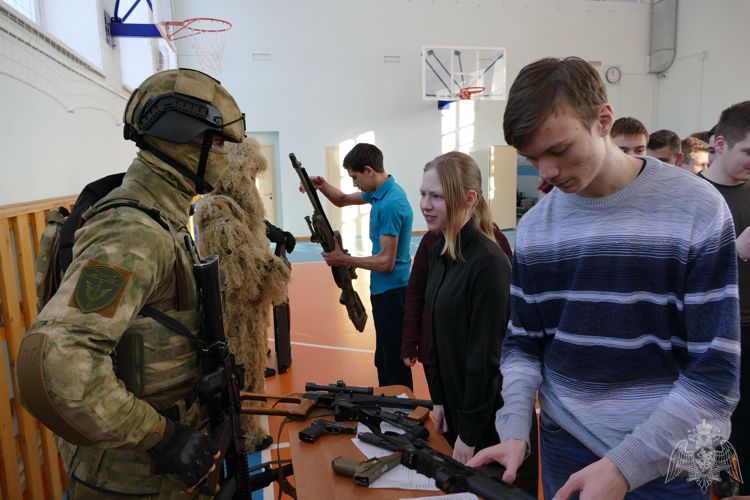 Представители томской Росгвардии и общественных организаций провели профориентационное мероприятие для школьников