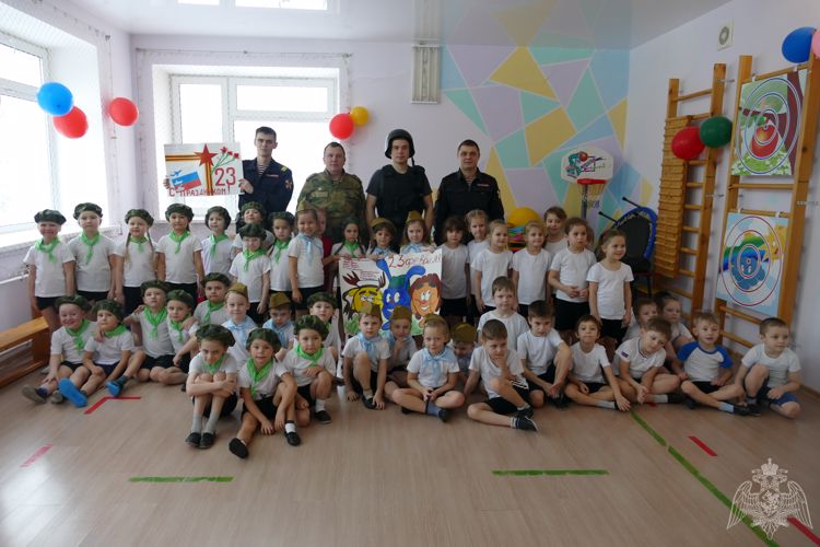Накануне Дня защитника Отечества томские росгвардейцы побывали в гостях у воспитанников детского сада