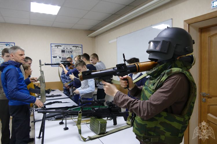 Бесстрашие и мужество. Бойцы томского ОМОН рассказали учащимся о службе в Росгвардии