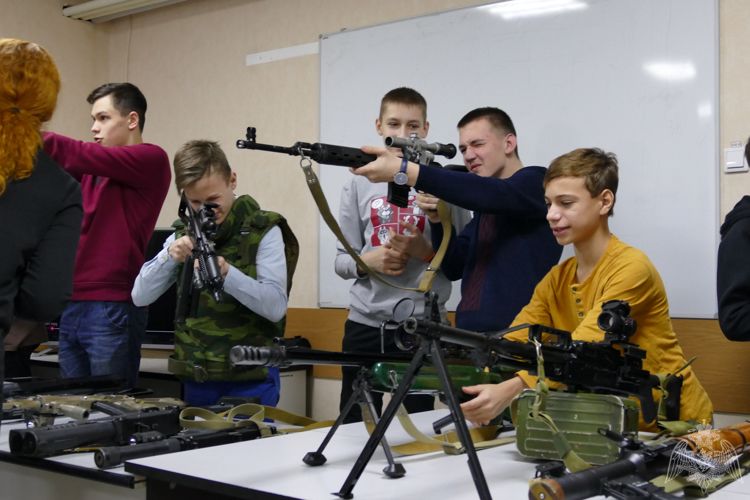 Бесстрашие и мужество. Бойцы томского ОМОН рассказали учащимся о службе в Росгвардии