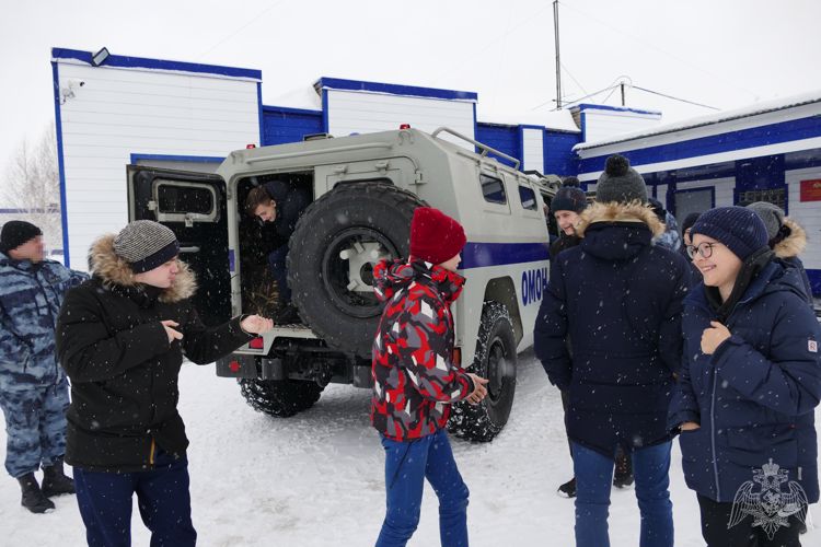 Бесстрашие и мужество. Бойцы томского ОМОН рассказали учащимся о службе в Росгвардии