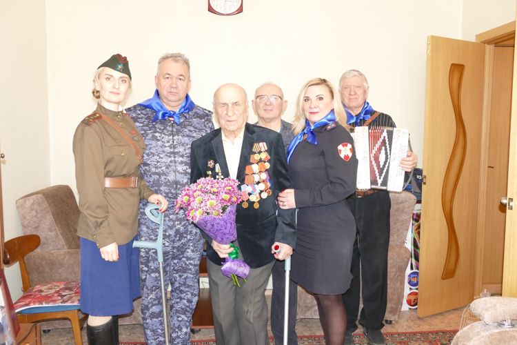 Песни под гармонь, воспоминания о войне и слезы радости!