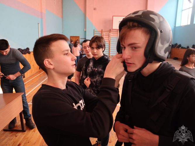 В преддверии профессионального праздника томские росгвардейцы познакомили школьников со спецификой ведомства