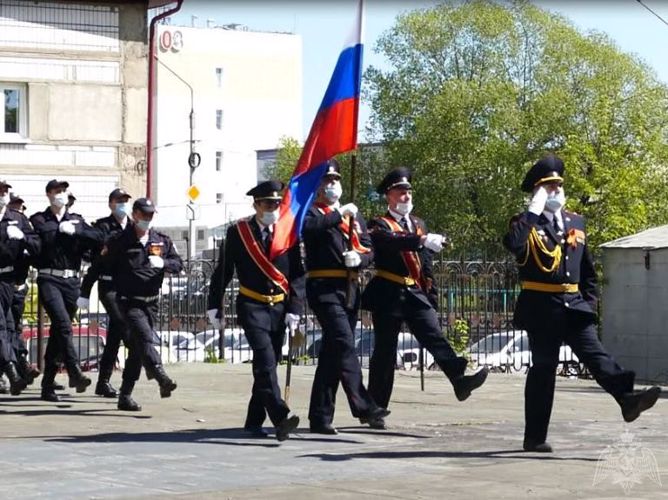 Томская Росгвардия прошла торжественным маршем у дома ветерана Великой Отечественной войны