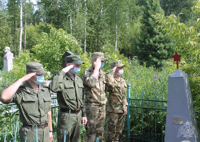 Военнослужащие томской Росгвардии продолжают облагораживать места захоронения фронтовиков