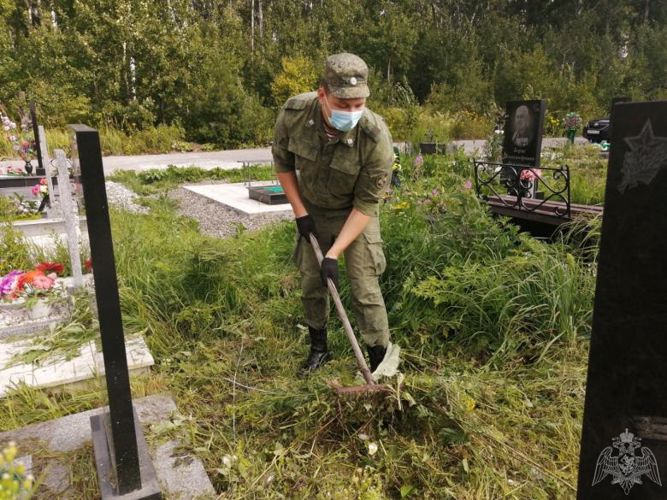 Военнослужащие Росгвардии облагородили могилы участников Великой Отечественной и афганской войн в Северске