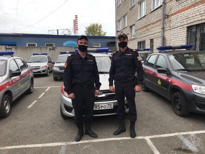 В ТОМСКЕ СОТРУДНИКИ РОСГВАРДИИ ПОМОГЛИ ПОТЕРЯВШЕМУСЯ РЕБЕНКУ ВЕРНУТЬСЯ ДОМОЙ