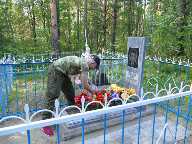 Томские росгвардейцы посетили и облагородили место захоронения коллеги, погибшего при исполнении служебного долга