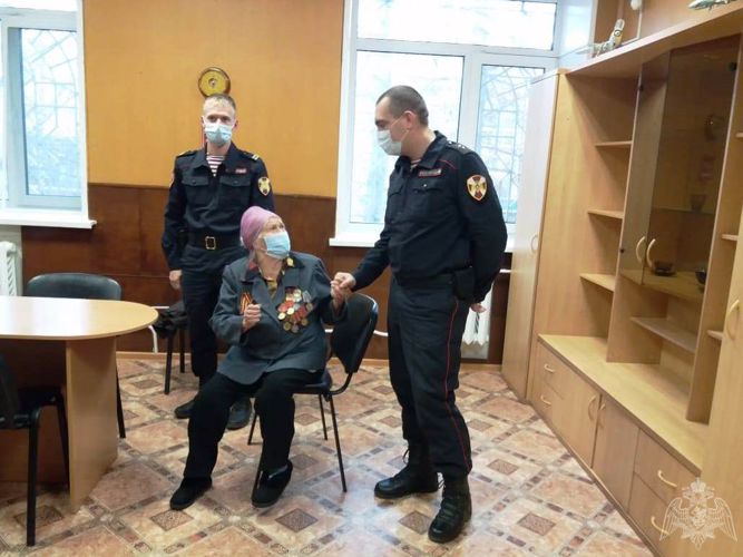 Сотрудники Росгвардии сорвали план мошенников, пытавшихся обмануть 89-летнюю жительницу Томской области (видео)