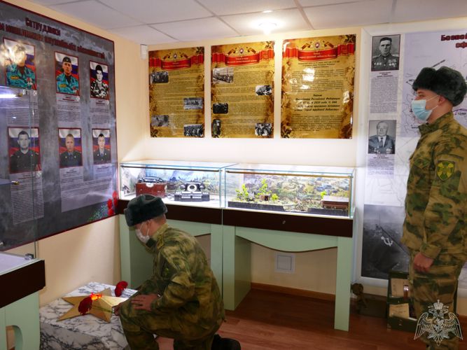 В День героев Отечества руководство и командование Росгвардии Томской области приняли участие в церемонии возложения цветов