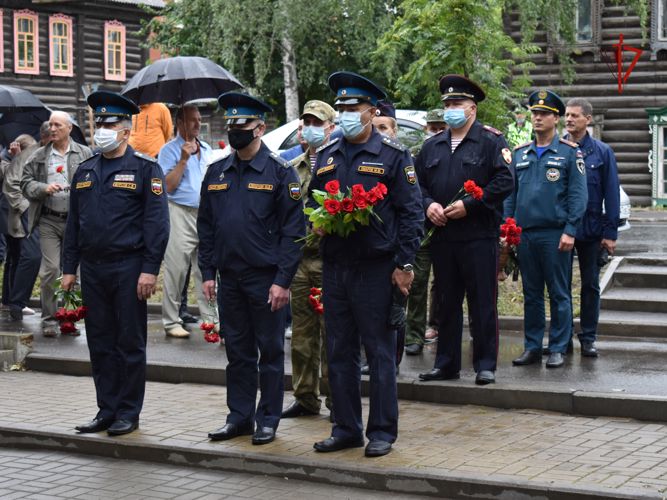 В Томске военнослужащие и сотрудники Росгвардии почтили память погибших курсантов училища связи