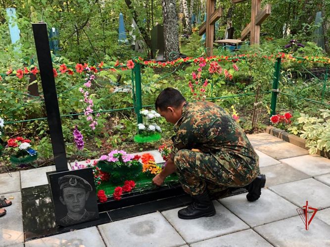 Военнослужащие Северского соединения Росгвардии почтили память боевого товарища