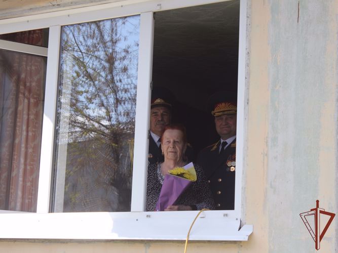 В преддверии Дня Победы Росгвардия проводит персональные парады для ветеранов Томской области