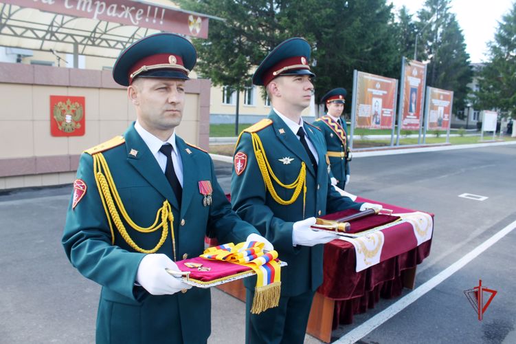 В Северском соединении Росгвардии прошла церемония крепления полотнища Боевого знамени к древку