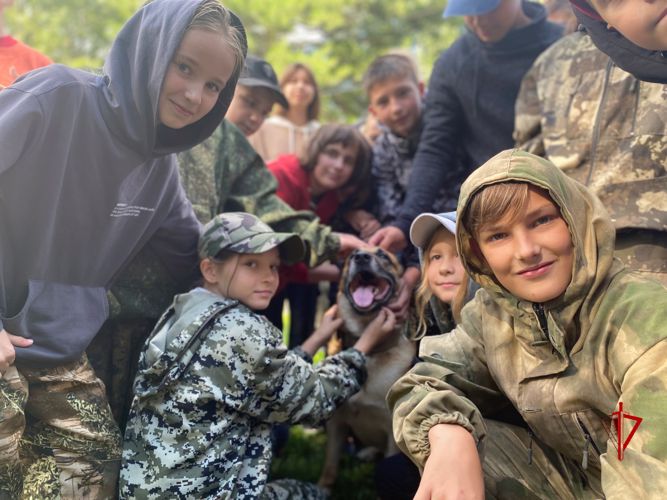 Участники детского лагеря провели один день летних каникул вместе с росгвардейцами (видео)