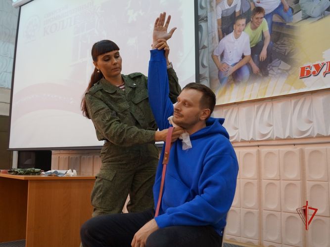Росгвардейцы с коллегами организовали занятия для студентов в рамках Всероссийского открытого урока по «ОБЖ»