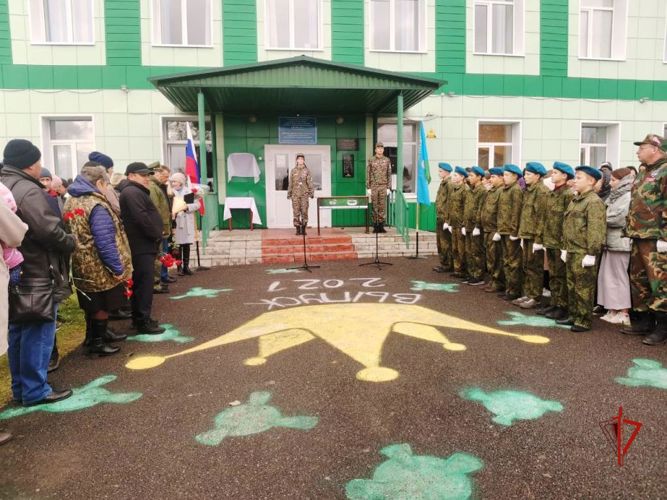 В Томской области сотрудники Росгвардии приняли участие в открытии мемориальной доски и «Парты Героя»