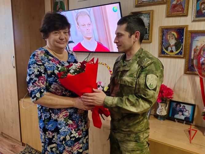 В Томской области росгвардейцы навестили родственников сослуживцев, погибших при выполнении воинского долга