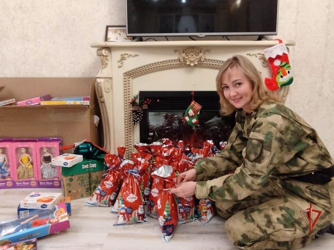 Воспитанников детского реабилитационного центра в Томске поздравили росгвардейцы