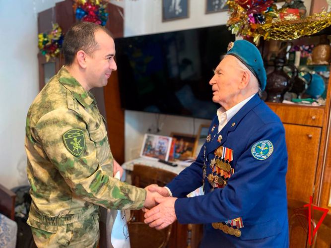 Участника Великой Отечественной войны поздравила с 97-летием Росгвардия в Томске (видео)