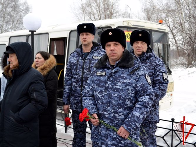 Сотрудники и военнослужащие Росгвардии в Томской области почтили память павших защитников Отечества (видео)