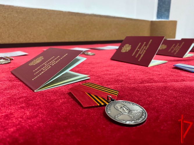 Начальник Управления Росгвардии по Томской области вручил государственные награды сотрудникам и военнослужащим – участникам СВО (видео)