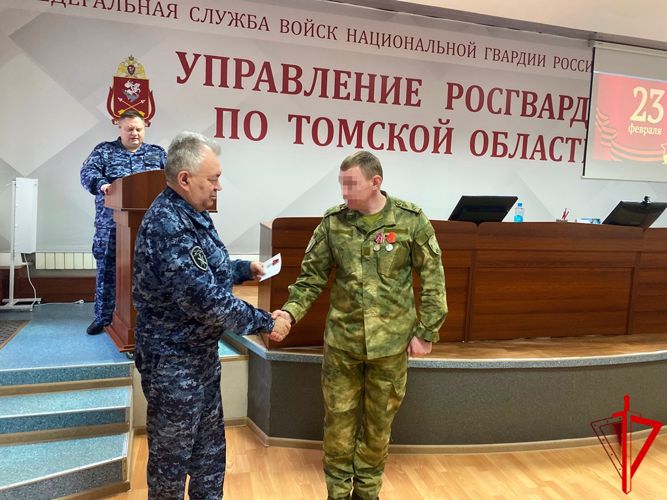 Начальник Управления Росгвардии по Томской области вручил государственные награды сотрудникам и военнослужащим – участникам СВО (видео)
