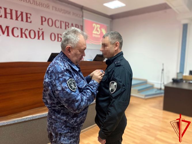 Начальник Управления Росгвардии по Томской области вручил государственные награды сотрудникам и военнослужащим – участникам СВО (видео)