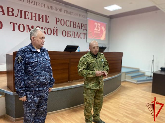 Начальник Управления Росгвардии по Томской области вручил государственные награды сотрудникам и военнослужащим – участникам СВО (видео)