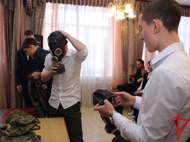 Патриотические уроки для «Движения первых» провели росгвардейцы в Томской области