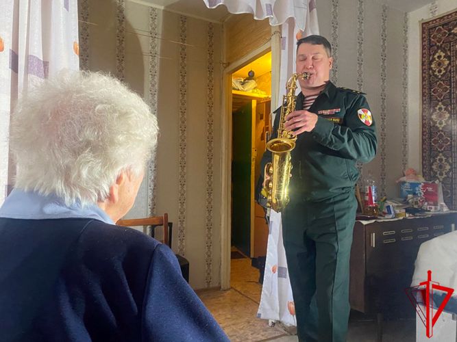 В Томске фронтовик Надежда Зубова отметила 97-летие с Росгвардией (видео)