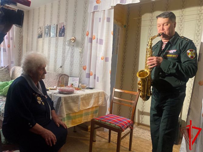 В Томске фронтовик Надежда Зубова отметила 97-летие с Росгвардией (видео)
