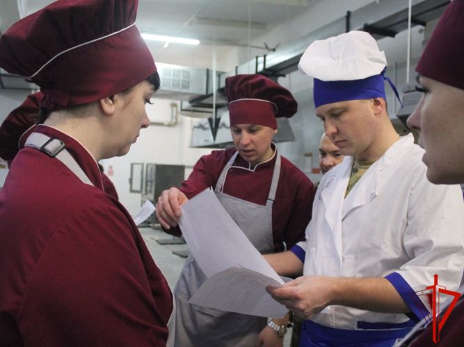 В Томской области военнослужащие Росгвардии продемонстрировали кулинарное искусство 