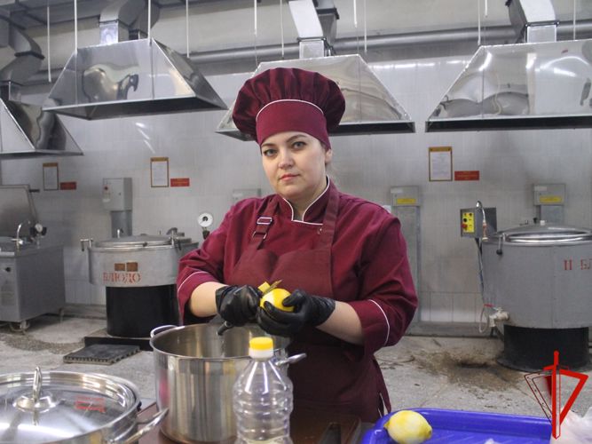 В Томской области военнослужащие Росгвардии продемонстрировали кулинарное искусство 