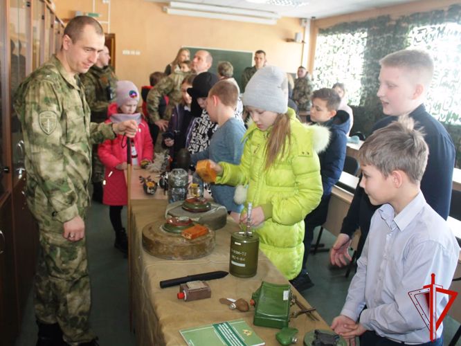 Северское соединение Росгвардии познакомило школьников со своей службой