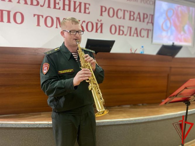 Томские росгвардейцы поздравили прекрасную половину человечества с Международным женским днем