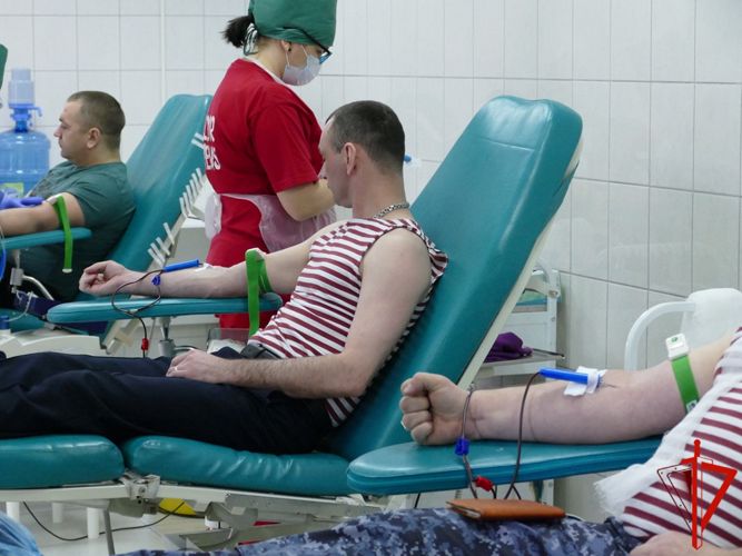 Представители Росгвардии пополнили банк крови в Томске (видео)