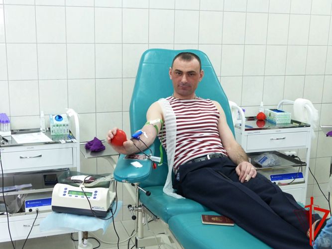 Представители Росгвардии пополнили банк крови в Томске (видео)