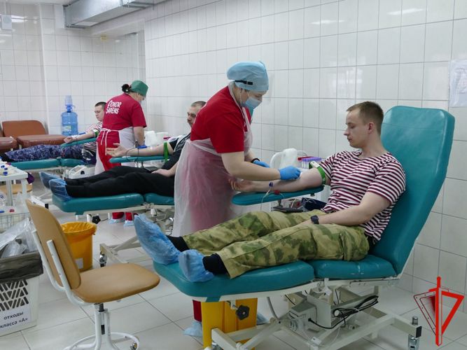 Представители Росгвардии пополнили банк крови в Томске (видео)