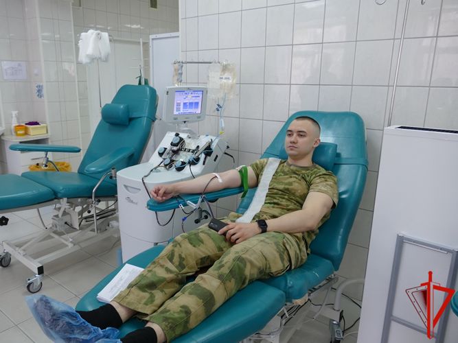 Представители Росгвардии пополнили банк крови в Томске (видео)