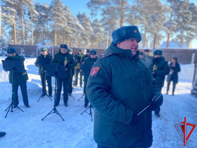 Оркестр Росгвардии поздравил ветерана Великой Отечественной войны со 100-летним юбилеем в Томске (видео)