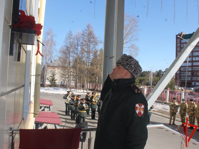 Мемориальную доску погибшему на СВО воину правопорядка открыли в Томской области