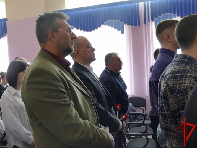 Парту Героя в память о погибшем воине правопорядка открыли в Томской области (видео)